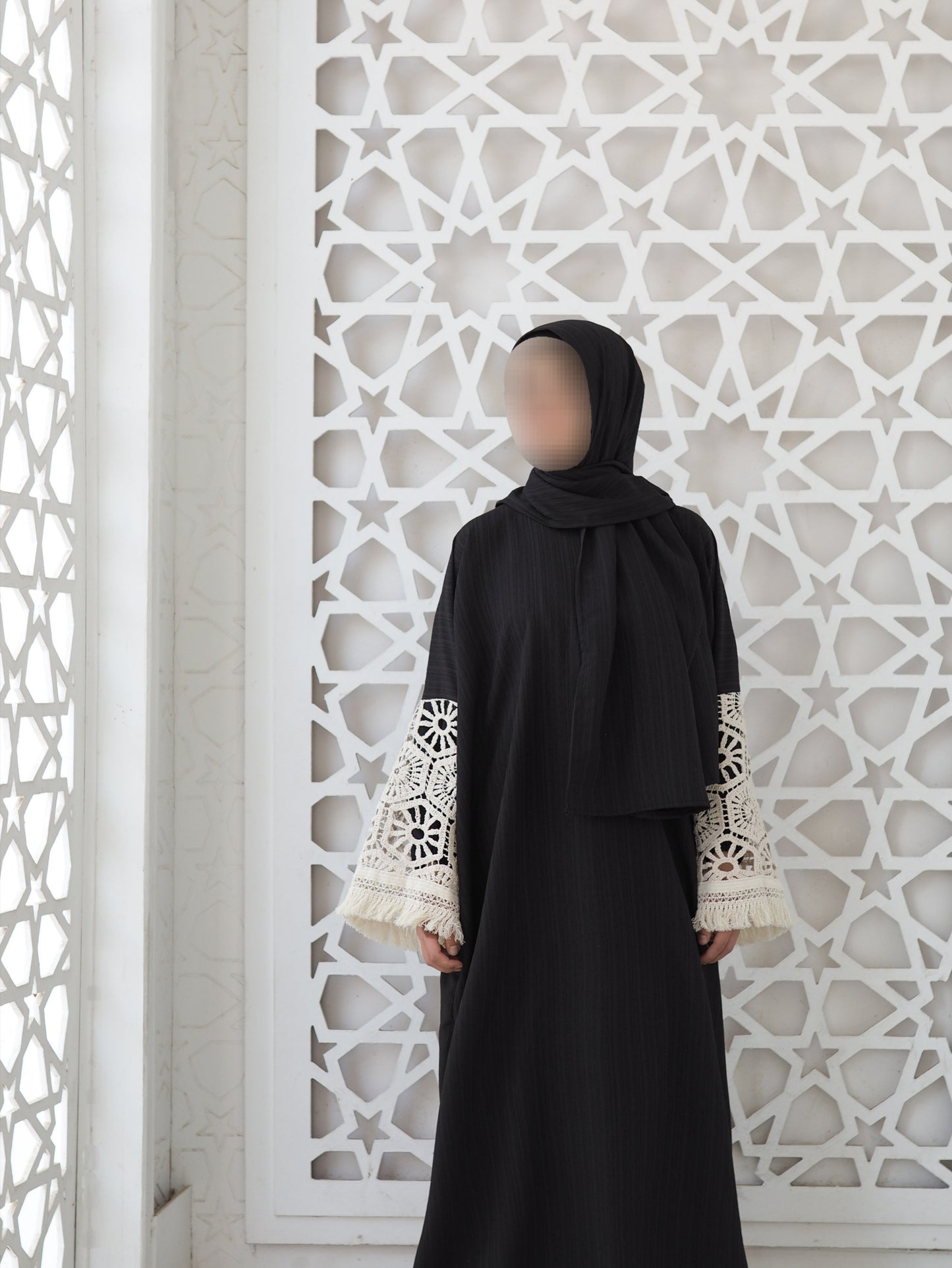 Black crochet isdal