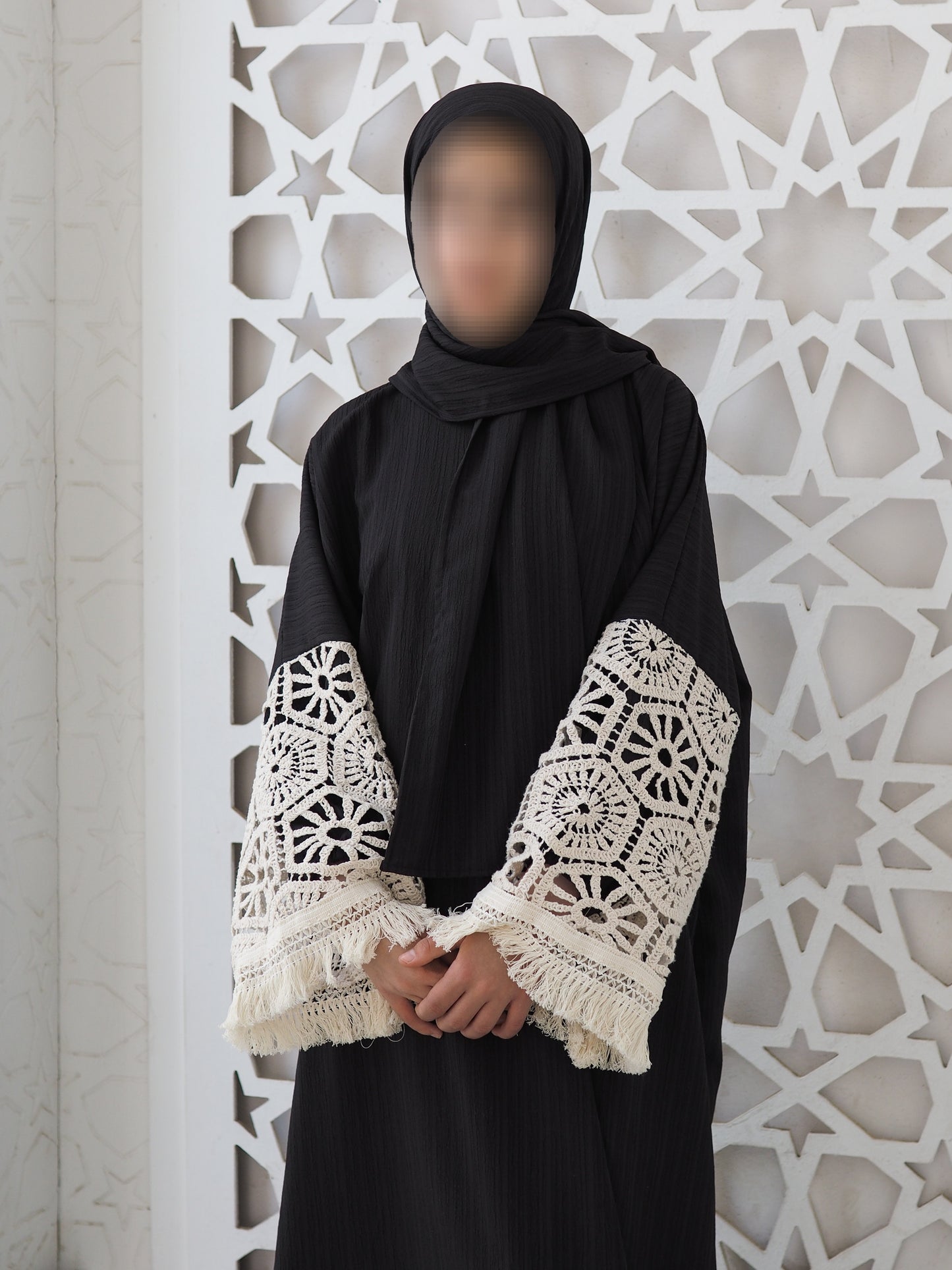 Black crochet isdal